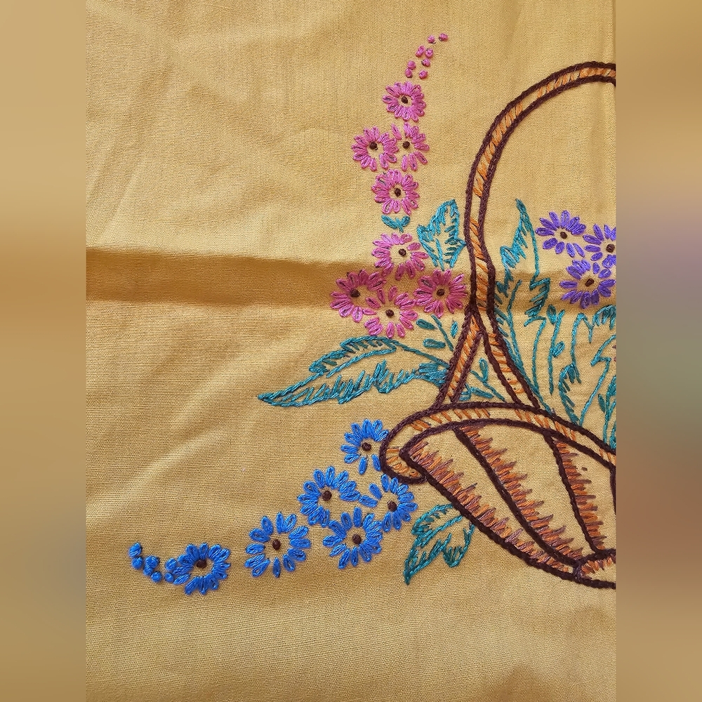 Embroidered tablecloth - Picture 3 of 7